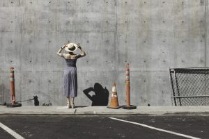 Moteris žiūri į betoninę sieną